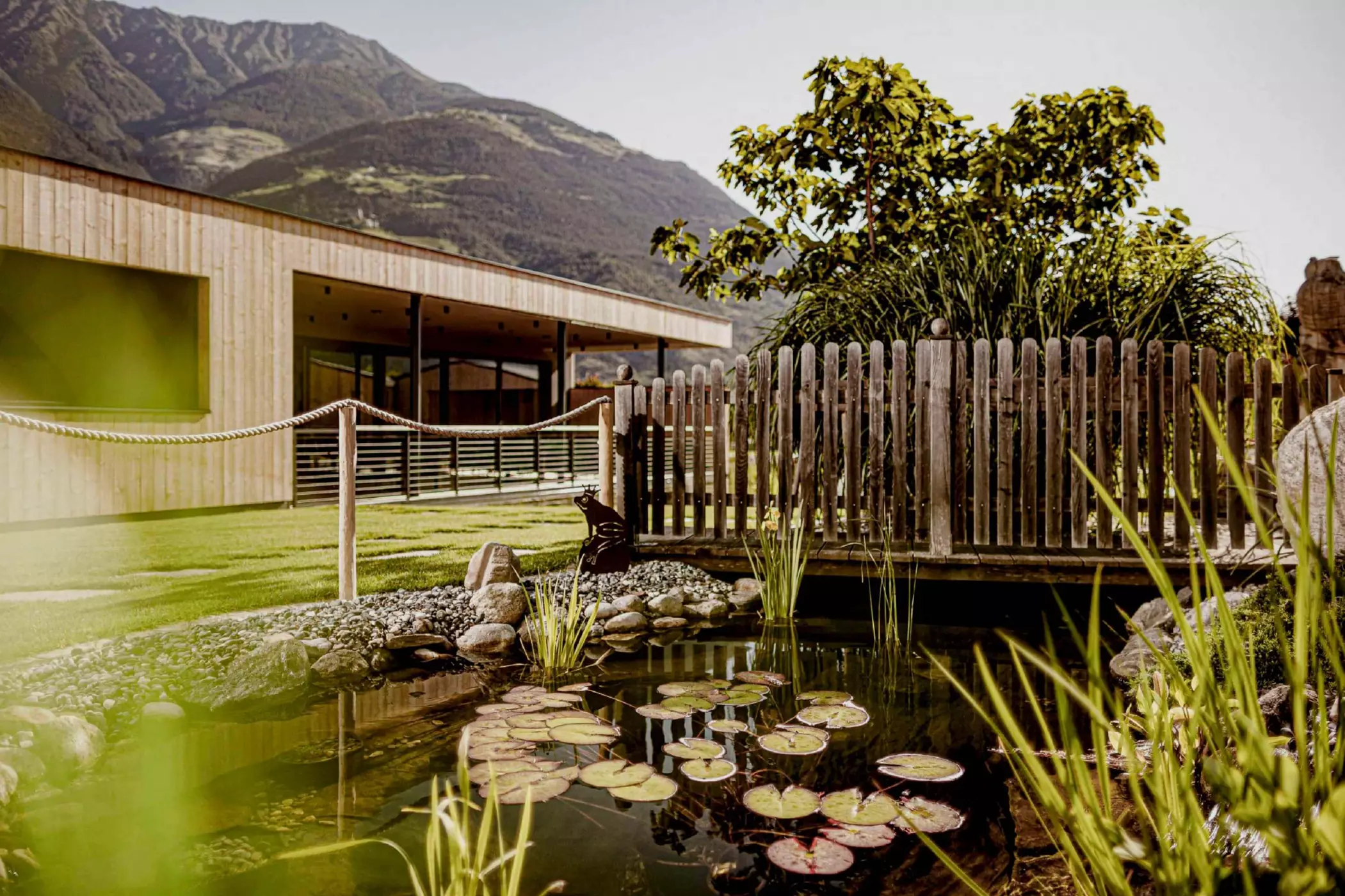 Hideaway Südtirol Amolaris Lodges Naturbadeteich